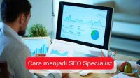 karir dan gaji seo specialist. Seorang pria melihat dashboard google analytics