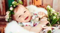bayi-perempuan-senyum-difoto bayi-perempuan-senyum-difoto