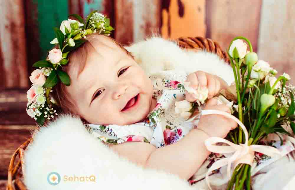 bayi-perempuan-senyum-difoto