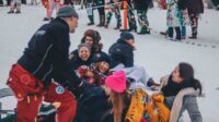orang_finlandia_tersenyum_saat_bermain_ski